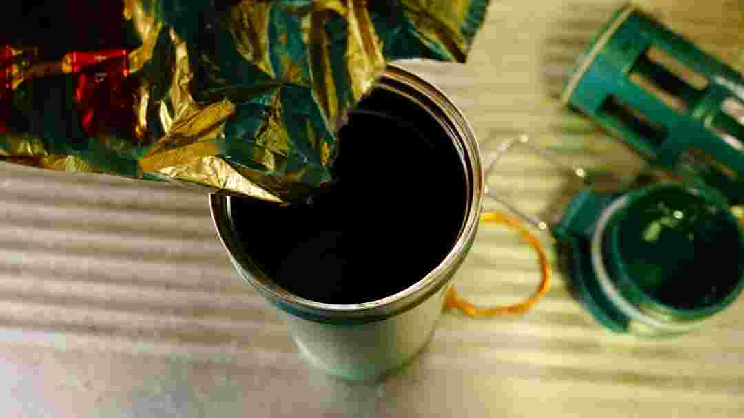 真空トラベルプレスにコーヒー豆を注いでいるところ