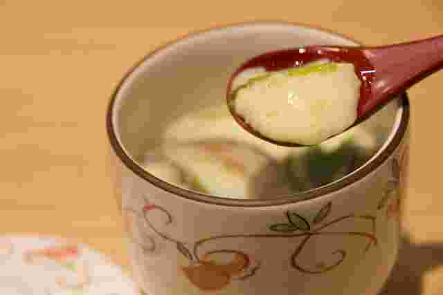茶碗蒸しを食べる様子