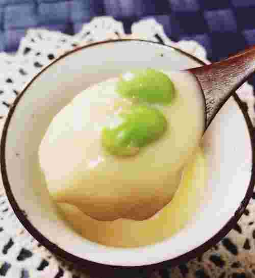 茶碗蒸しを食べる様子