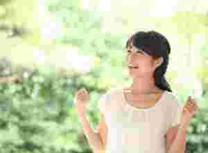 ガッツポーズする女性