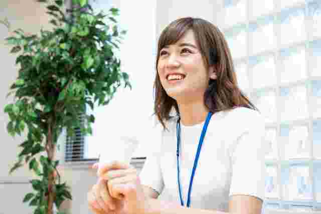 仕事の休憩中の女性