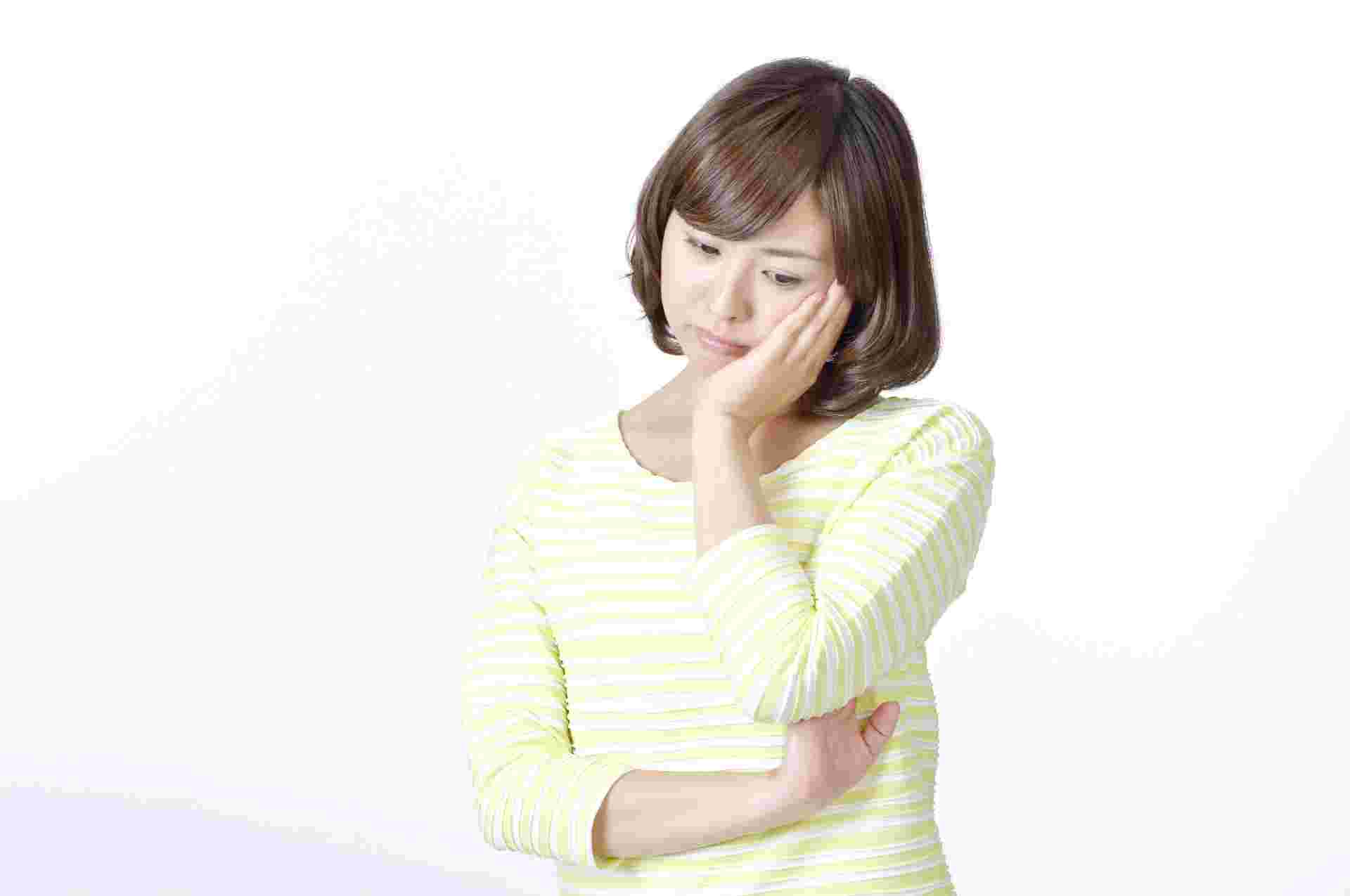 むくみで悩んでいる女性の顔