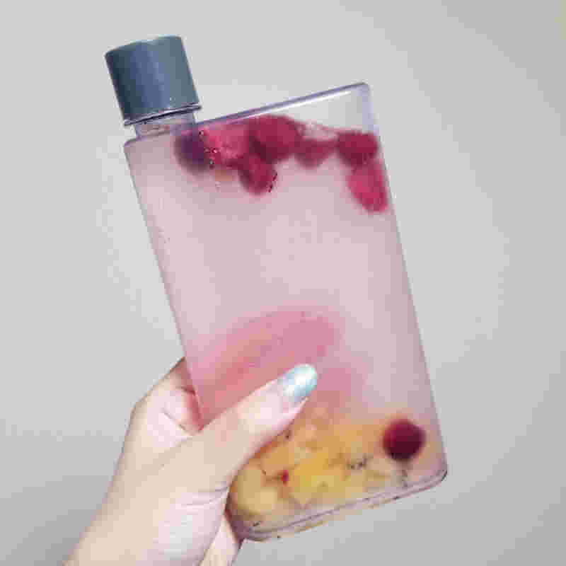 フルーツと水をいれたスリムボトル