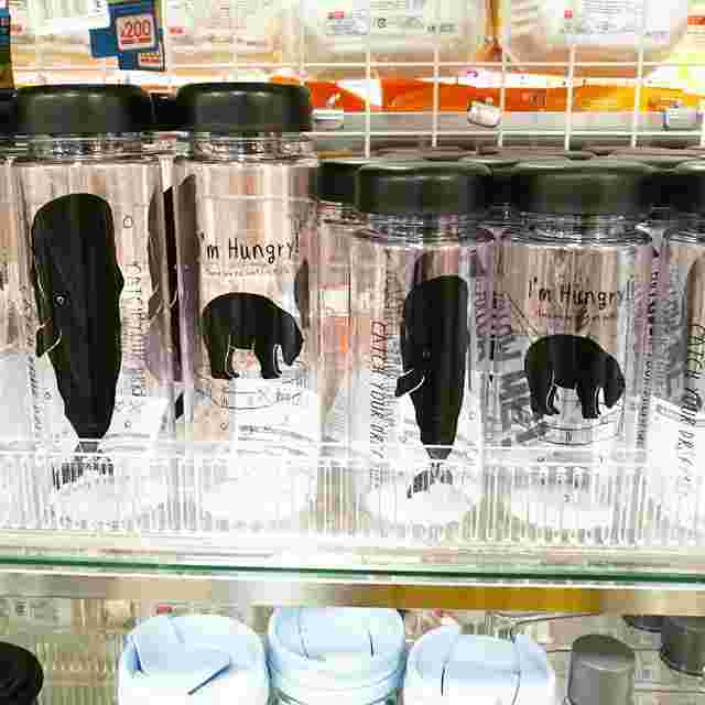 お店に並ぶ動物柄ボトル