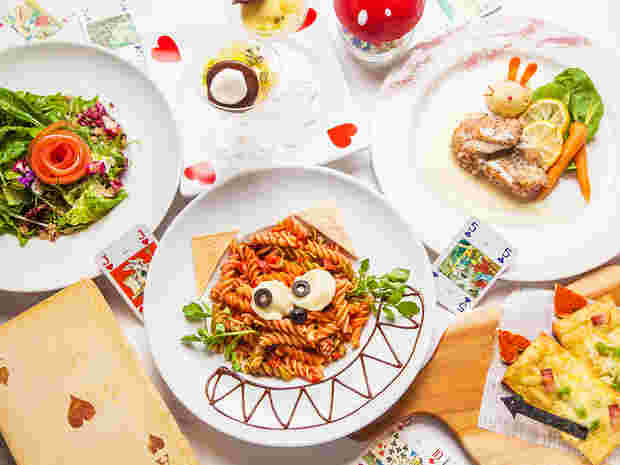 チェシャ猫をイメージしたパスタが特徴の「魔法の国のアリス」のディナーコース