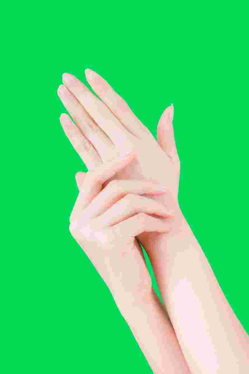 美容液を塗る画像