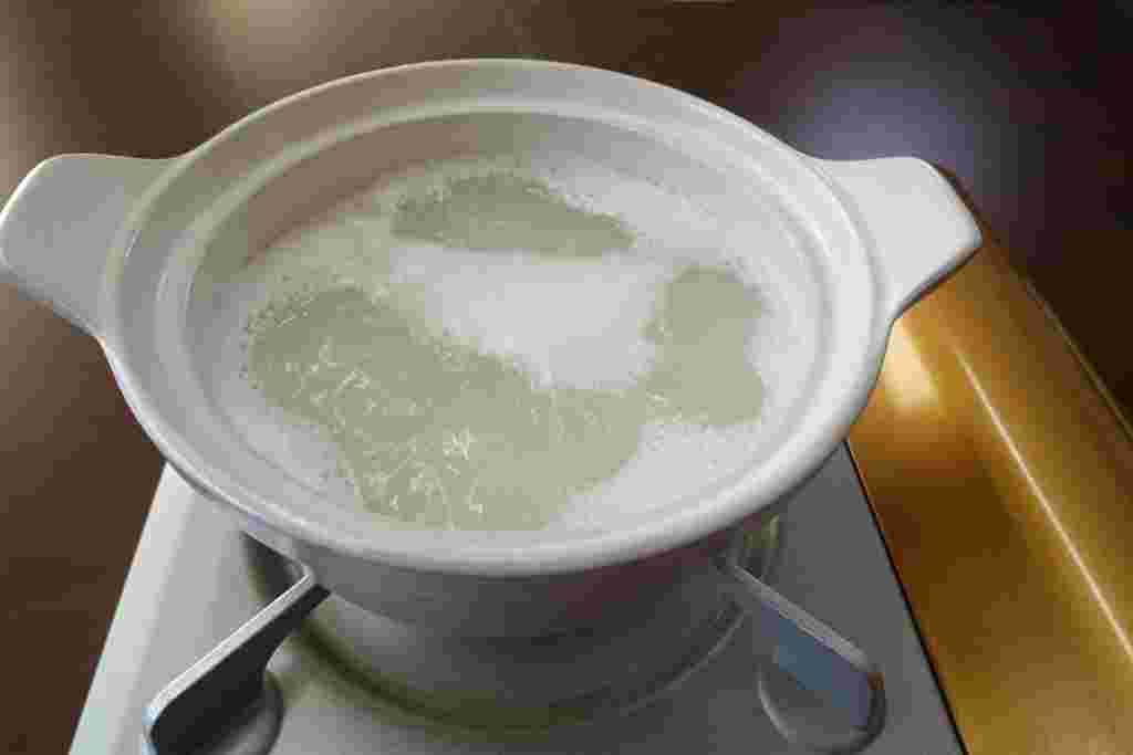 小麦粉と水を入れて作る目止め