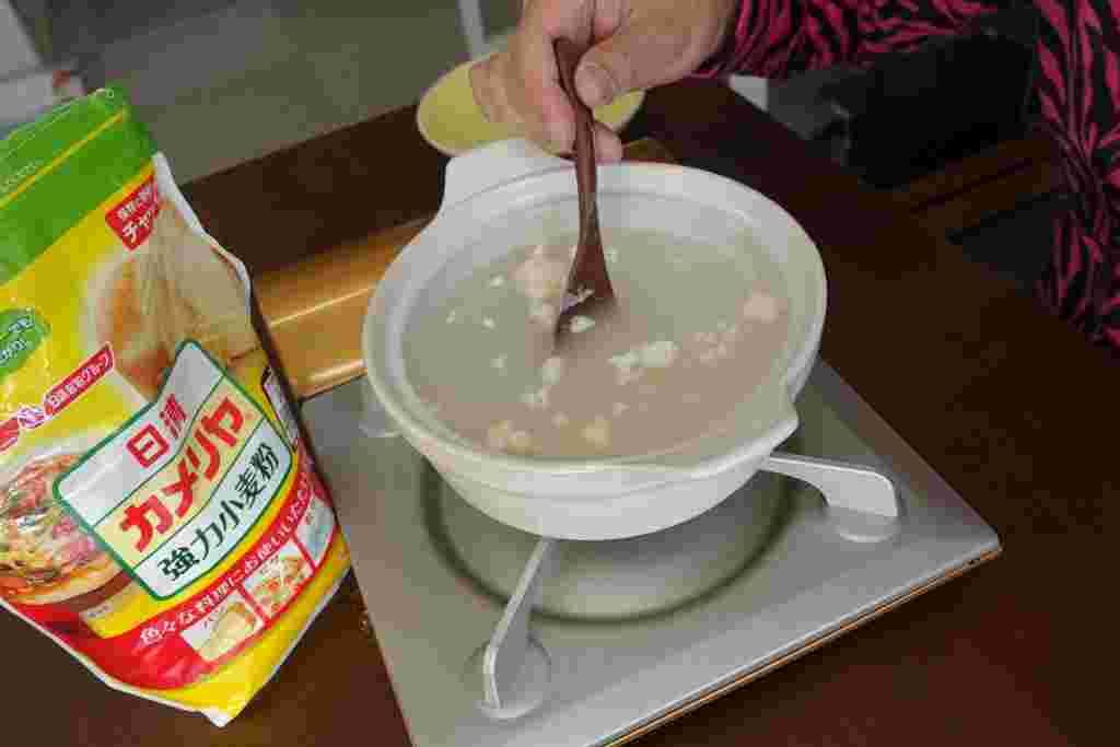 小麦粉と土鍋に入っている小麦粉と水