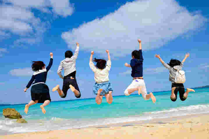 旅行を満喫する人達