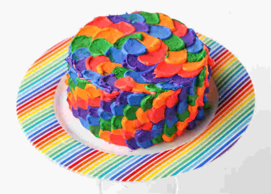 赤や青の原色のクリームでカラフルなケーキ「カラフルポイズンCAKE」