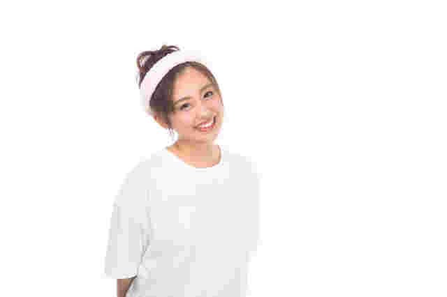 基礎化粧をする前の女性フリー画像