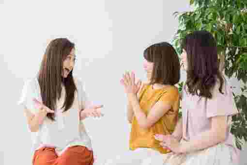 話をする女性フリー画像
