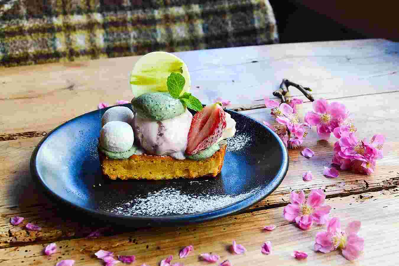 春らしい食材を使ってアートのように美しい「よもぎと桜餅のタルト」