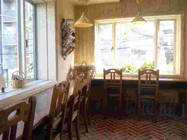 フランスの田舎のようなカントリー調で温かみのあるガレットリアの店内