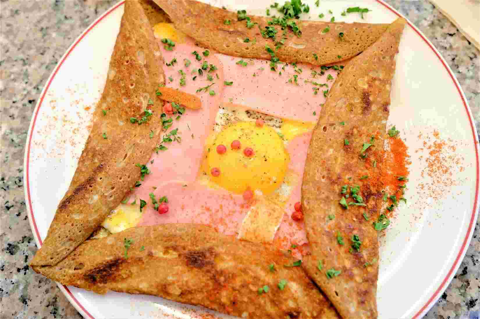 色鮮やかなハム・卵・チーズのそば粉のガレット