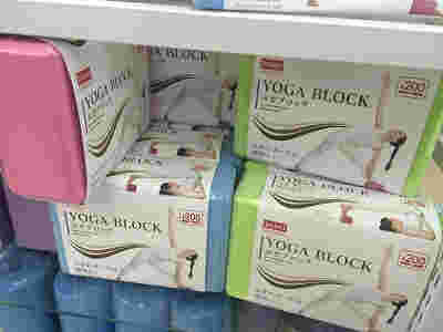 ダイソーのヨガブロックが陳列されている写真