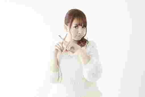 バツを出す女性