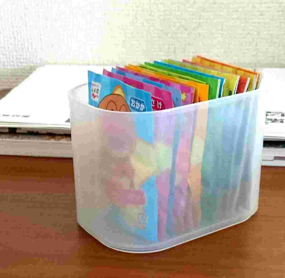 無印良品のPPケースにたくさんのふりかけを入れている