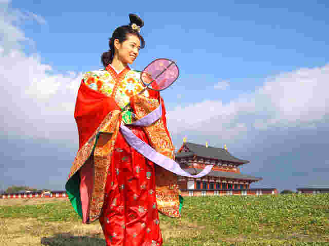 奈良時代の衣装を着た女性