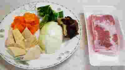 にんじん、玉ねぎ、ピーマン、豚肉などの酢豚の材料