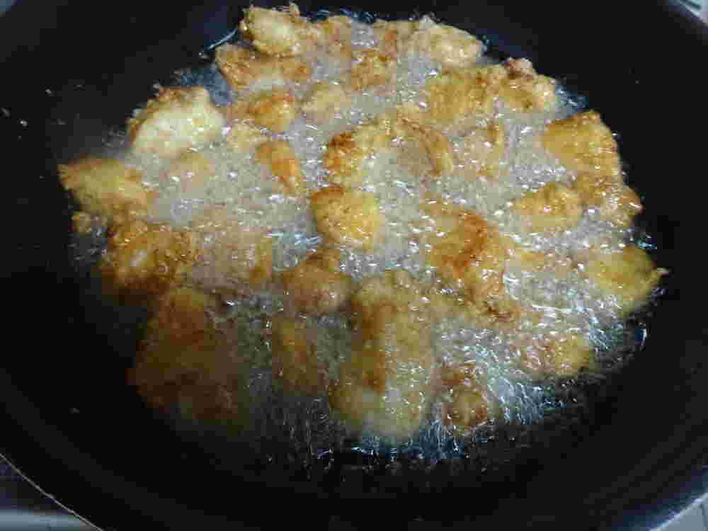 酢豚の豚肉を油で揚げているところ