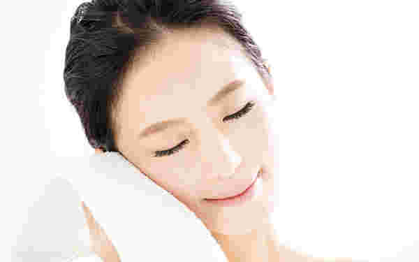 美容・美肌効果で肌がしっとりすべすべになった女性