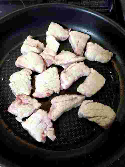 肉を揚げずに少量の脂で焼く酢豚の豚肉