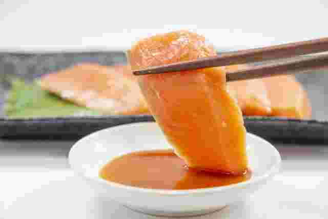醤油が入った小皿とサーモン