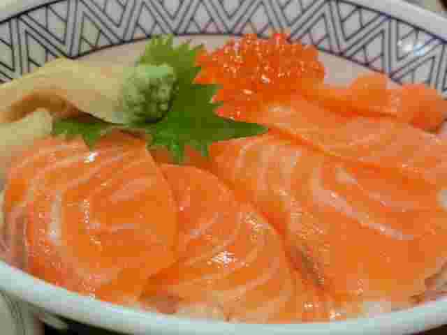 サーモンが入った海鮮丼