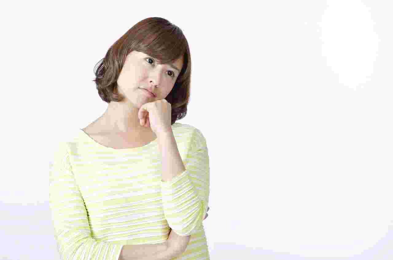 困った顔の女性フリー画像