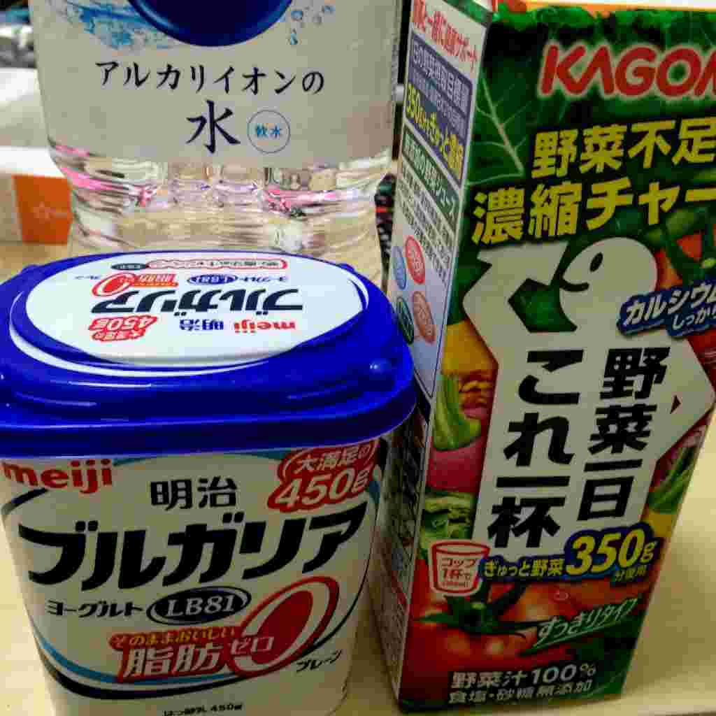 ヨーグルト・野菜ジュース・水