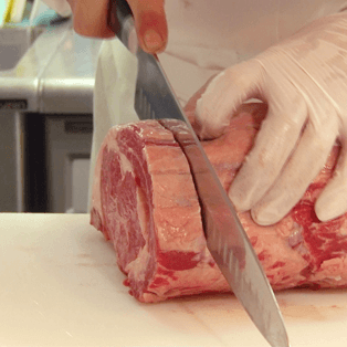 いきなりステーキの肉をカットする様子
