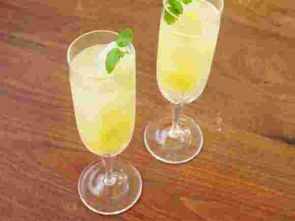 炭酸水で割ったパイナップルジュース