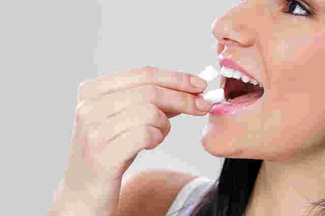 ガムを食べ過ぎている女性