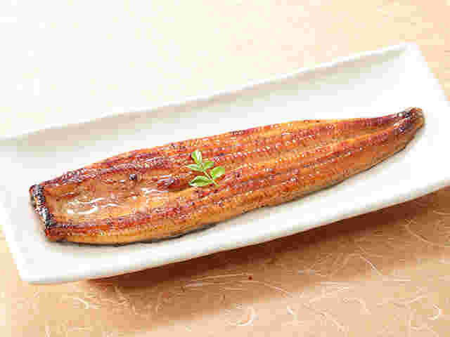 白い皿の上にのせられたうなぎの蒲焼き