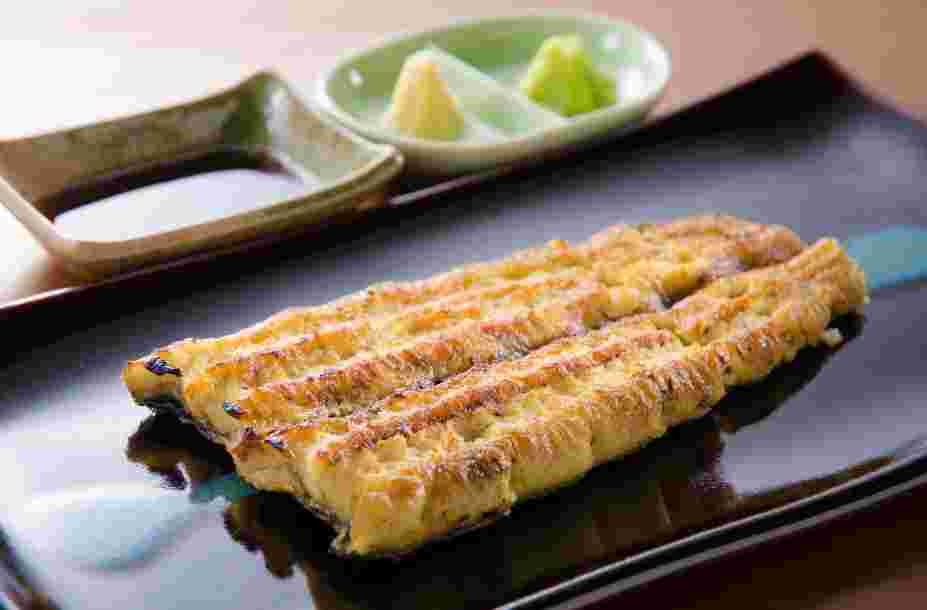 黒い皿の上にのせられたうなぎの白焼き