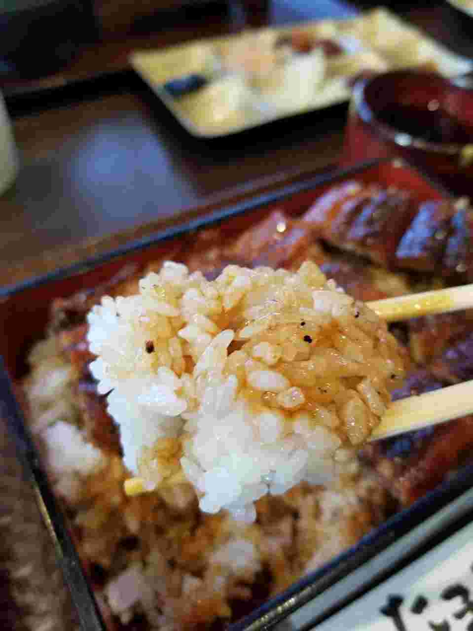 うなぎのタレがしみ込んだご飯