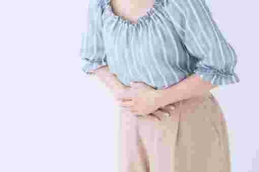 お腹がいたい女性