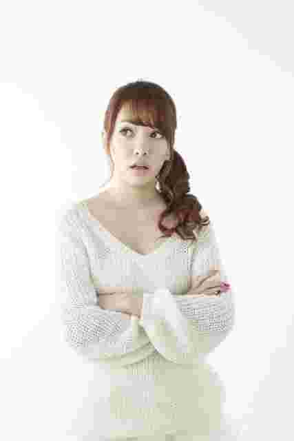 腕組みをする女性