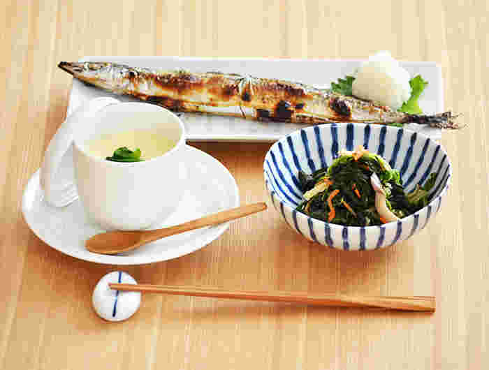 旬の食材のサンマとお浸しそして白の茶碗蒸し器でデザインが綺麗。