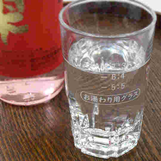 焼酎のお湯割り用グラスに焼酎が入っている