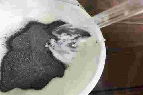 ヨーグルトにかけた黒汁