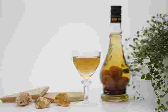 梅酒のボトルとワイングラスに入った梅酒