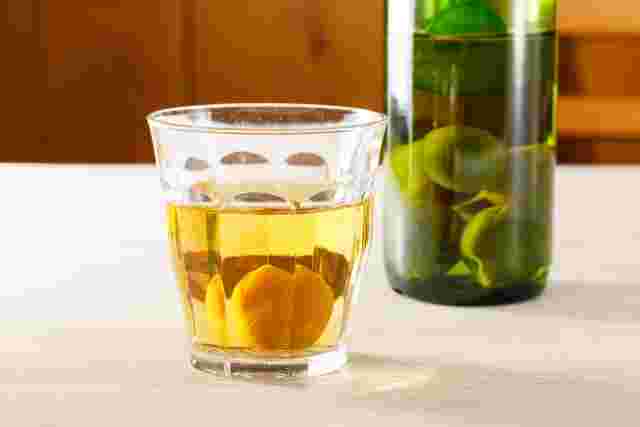 グラスに入った梅酒と梅酒ボトル