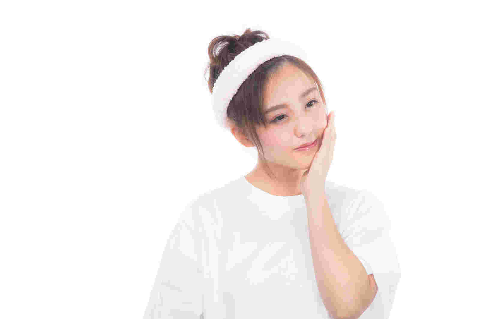 肌の調子を確認する女性