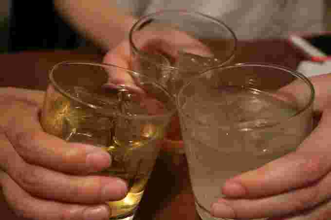 梅酒で乾杯している様子