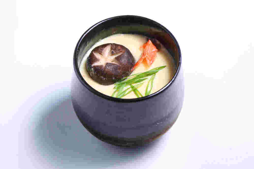 丸い器に入った茶碗蒸し