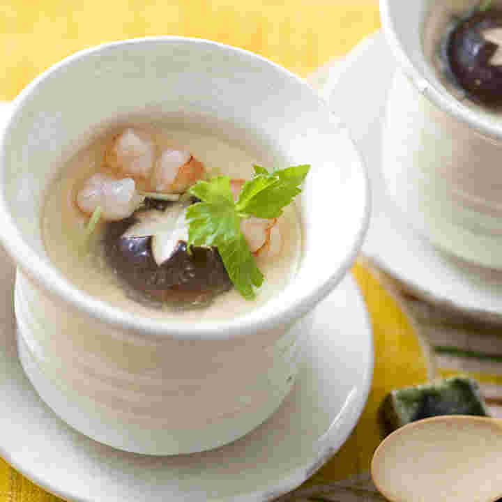 飾り切りしたシイタケをのせた茶碗蒸し