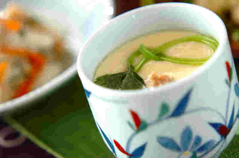結んだ三つ葉を上にのせた茶碗蒸し