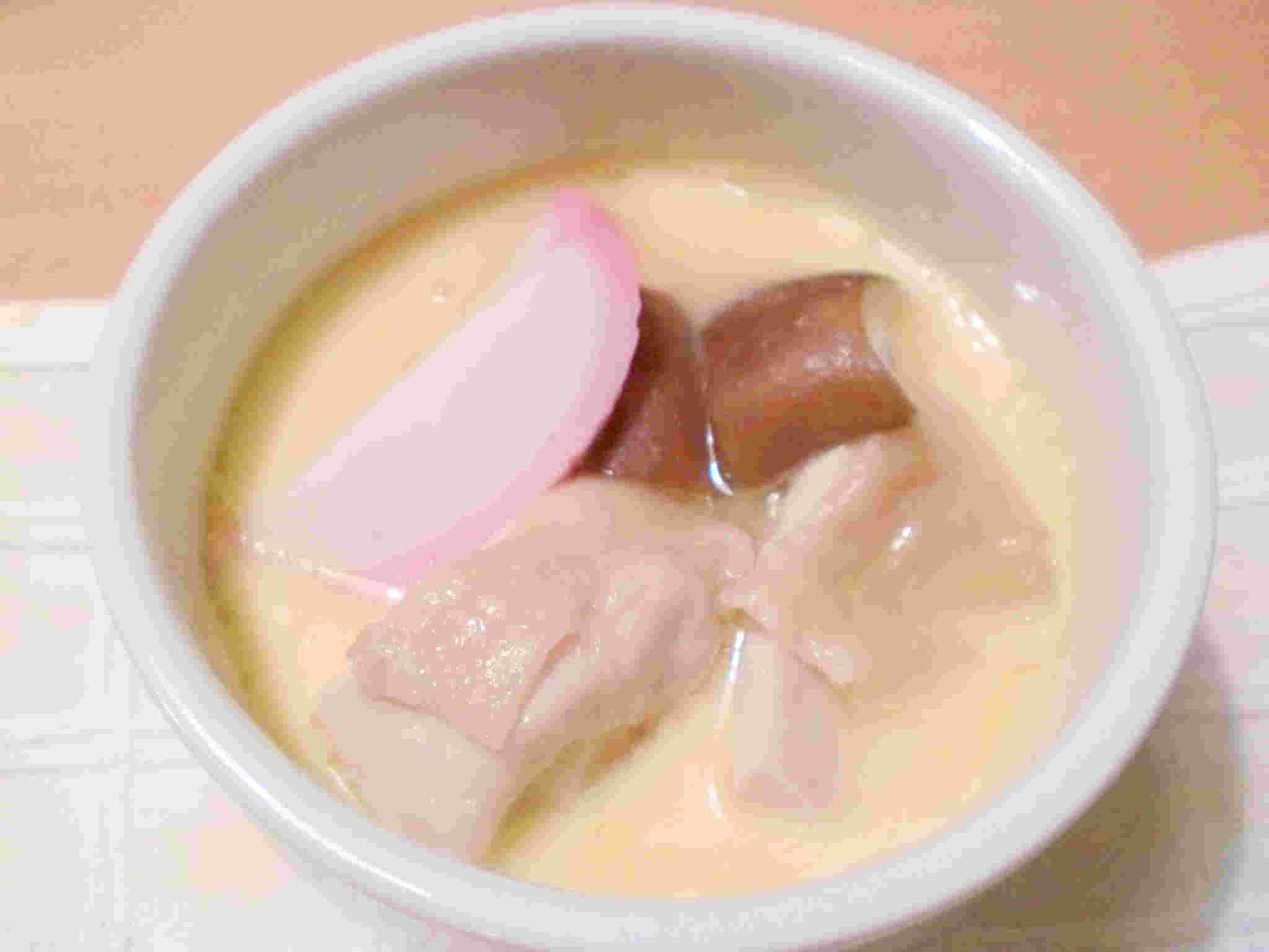 鶏肉とかまぼことしいたけがのった茶碗蒸し